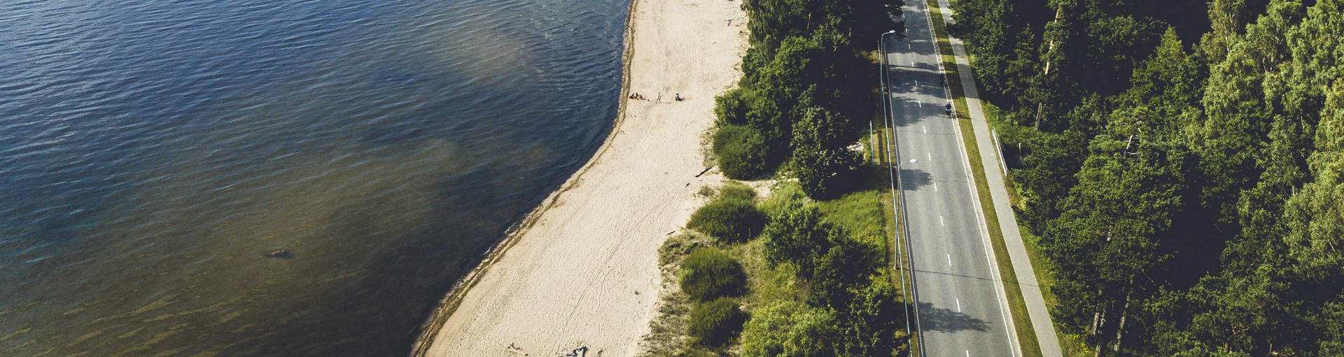 Eine Straße an der Küste beim Wohnmobilurlaub im Baltikum